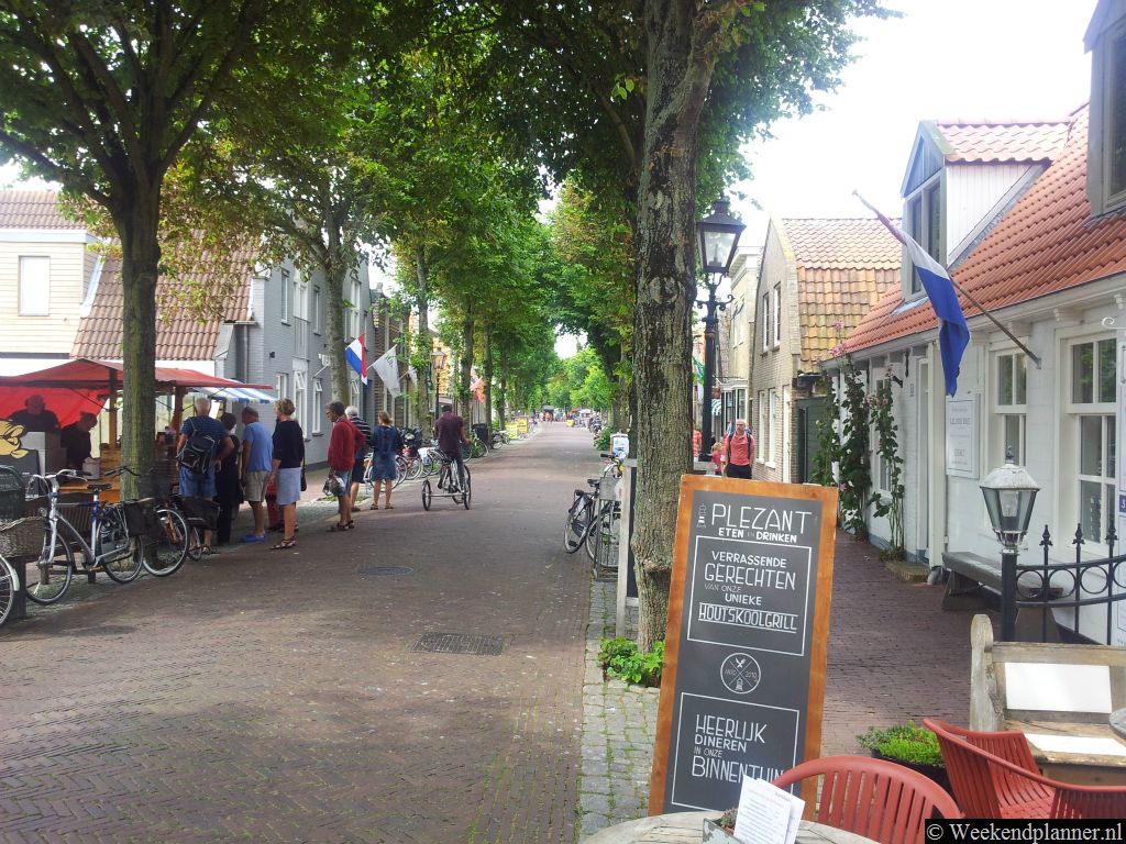 De Dorpsstraat van Oost-Vlieland.  In de Dorpsstraat zijn meerdere fietsverhuurders en er zijn leuke restaurants en cafés. Je kunt in de Dorpsstraat overnachten in een hotel of een vakantiehuis.    Overnachten op Vlieland.