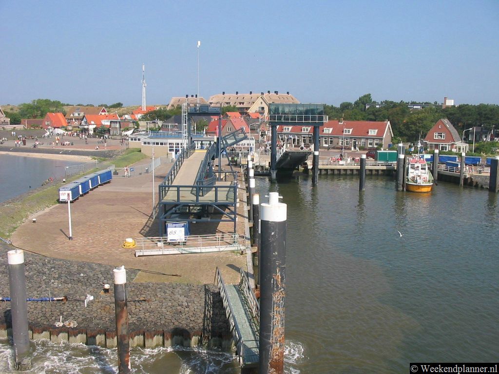 Op Vlieland zijn meer dan vijftien hotels en enkele honderden vakantiehuizen en appartementen. Op camping Stortemelk, dat in de duinen ligt,  zijn enkele vakantiehuizen en tenten te huur.   Overnachten op Vlieland.
