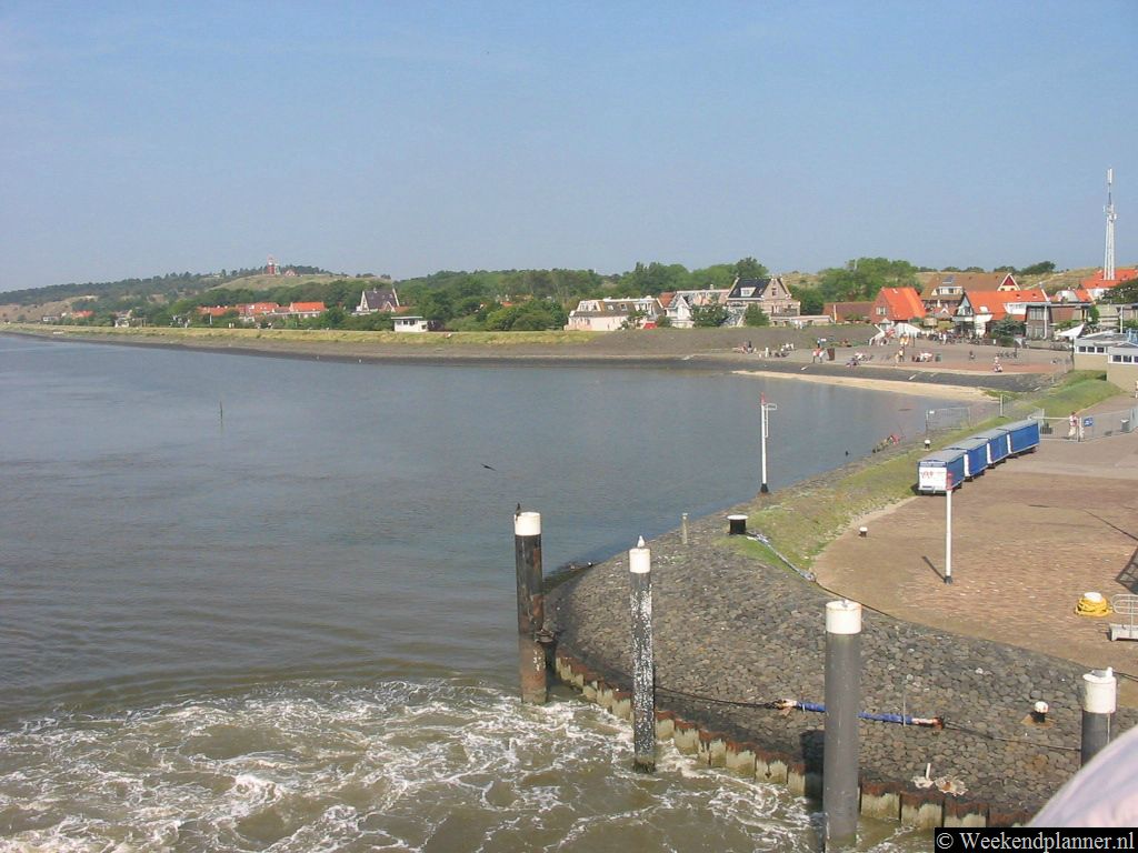 Het dorp Oost-Vlieland met de vuurtoren. De vuurtoren staat op het hoogste duin van Vlieland. Achter het duin ligt een bos tot aan het strand aan de Noordzee.   Een weekend naar Vlieland.