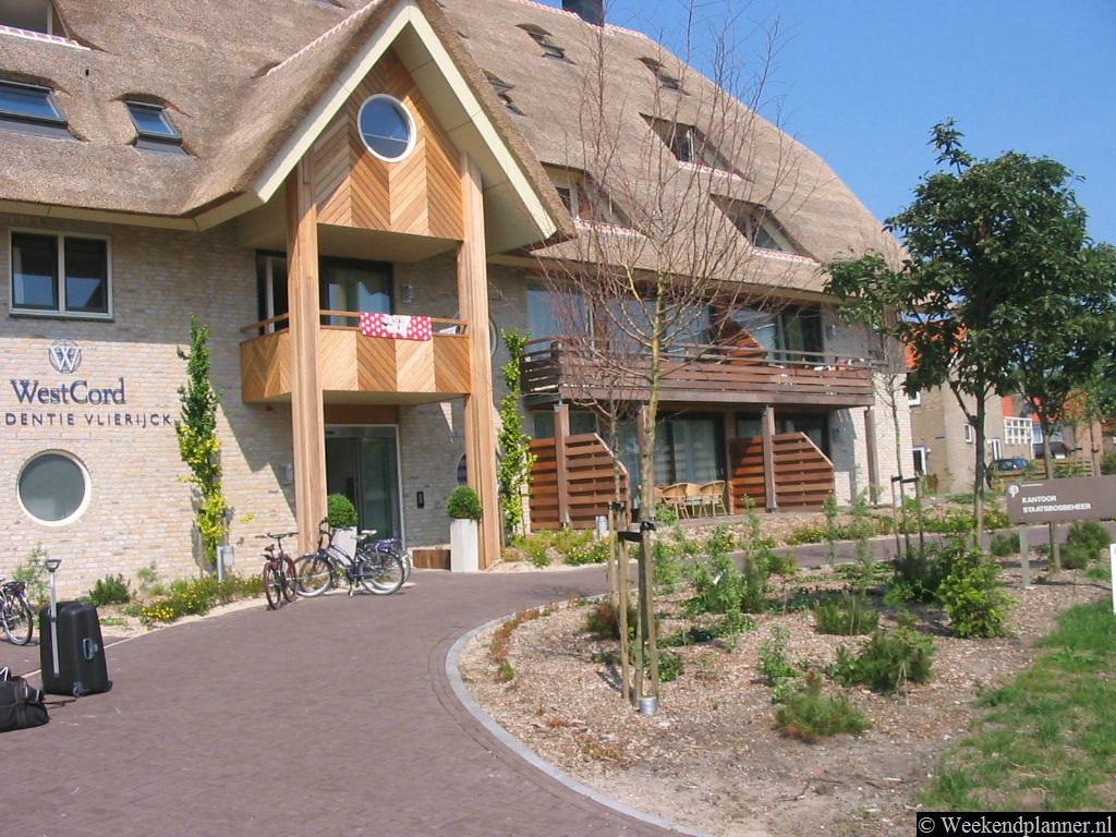 Op de foto zie je Hotel Vlierijck dat in het centrum van het dorp staat. In het hotel kun je in een appartement overnachten. Adres: Willem De Vlaminghweg 2, Oost-Vlieland, Nederland.   De hotels op Vlieland.