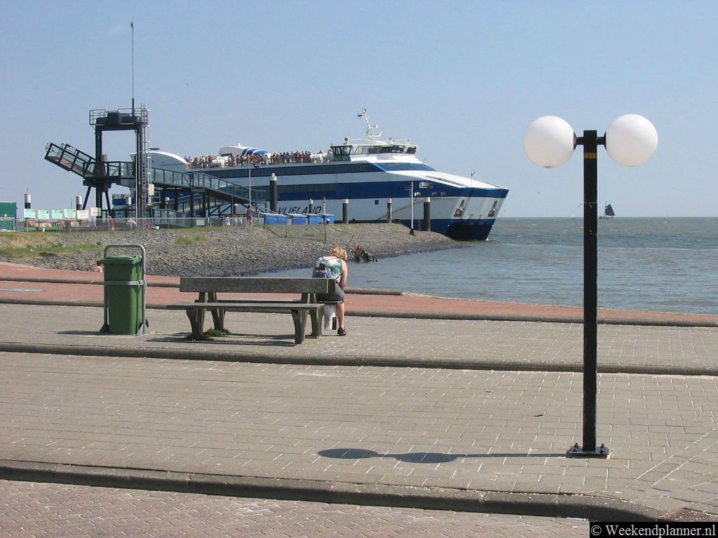 De aankomst van de veerboot uit Harlingen in de haven van het dorp Oost-Vlieland.   De veerboten naar Vlieland.