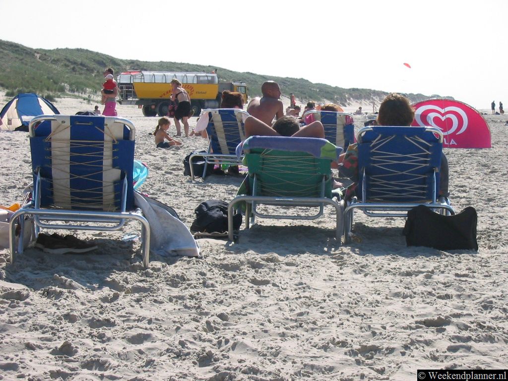 Vlieland heeft meer dan 12 km aan strand. Het strand is schoon en zelden te druk. Vanuit het dorp Oost-Vlieland kun je over de Badweg naar het strand lopen of fietsen. De zee heeft bij Vlieland overigens wel hogere golven dan elders in Nederland.   De attracties van Vlieland.