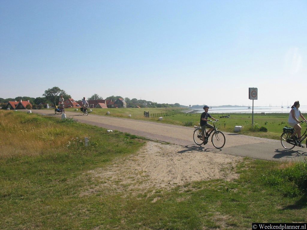 Vanuit het dorp Oost-Vlieland kun je over de Postweg naar het Posthuys aan de andere kant van het eiland fietsen. Tegenwoordig is het Posthuys een hotel-restaurant met een leuk terras. Het is een leuke bestemming voor een fietstocht over het eiland. 