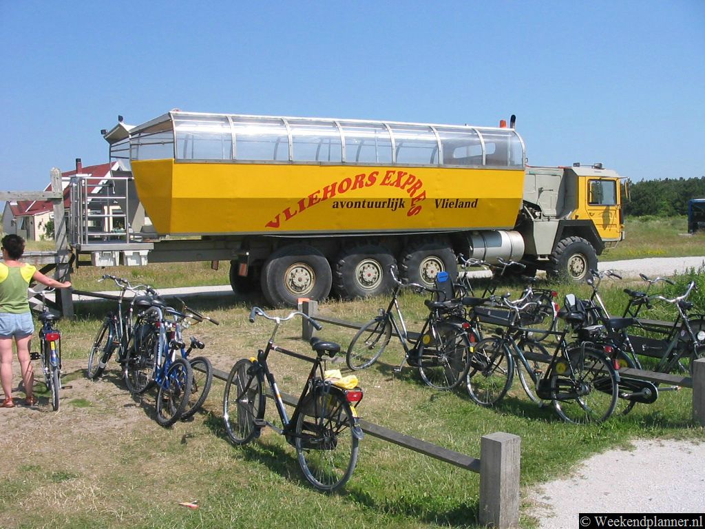 Met de Vliehors Expres  kun je van Het Posthuys naar de steiger op de punt van de Vliehors. Hier ligt in de zomer de veerboot naar Texel. Je kunt ook een rondrit met de Vliehors Expres over de Vliehors maken. De Vliehors is een uitgestrekte zandvlakte op Vlieland.   De attracties van Vlieland.