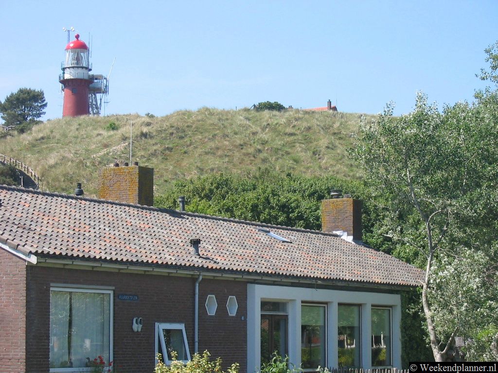 De vuurtoren van Vlieland staat op een hoog duin aan de rand van het dorp. Vanaf het duin en vanuit de vuurtoren heb je bij helder weer uitzicht over het hele eiland en op de Friese kust. 