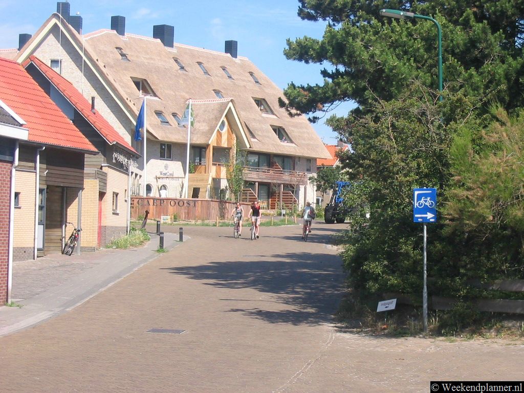 Op Vlieland mag je niet met de auto rijden en er is maar één buslijn. De fiets is het belangrijkste vervoermiddel. Het eiland is echter maar klein dus ook met de fiets kun je overal komen.   Overnachten op Vlieland.