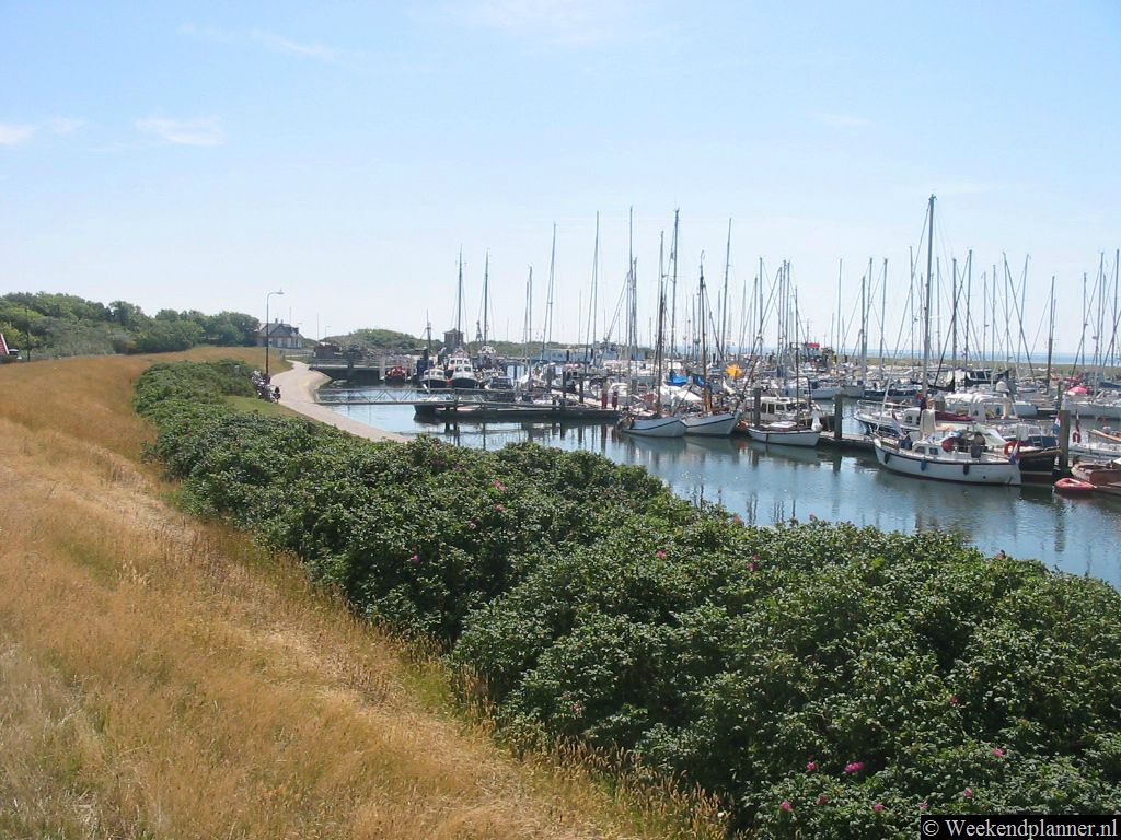 De jachthaven van Vlieland ligt ongeveer 15 minuten lopen van het dorp Oost-Vlieland.