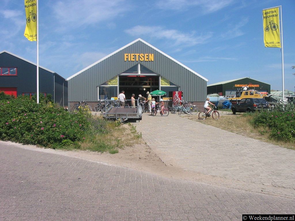 De fietsverhuurder van Zeelen heeft een vestiging bij de jachthaven. Er is ook een vestiging van deze fietsverhuurder in de Dorpsstraat.   De attracties van Vlieland.