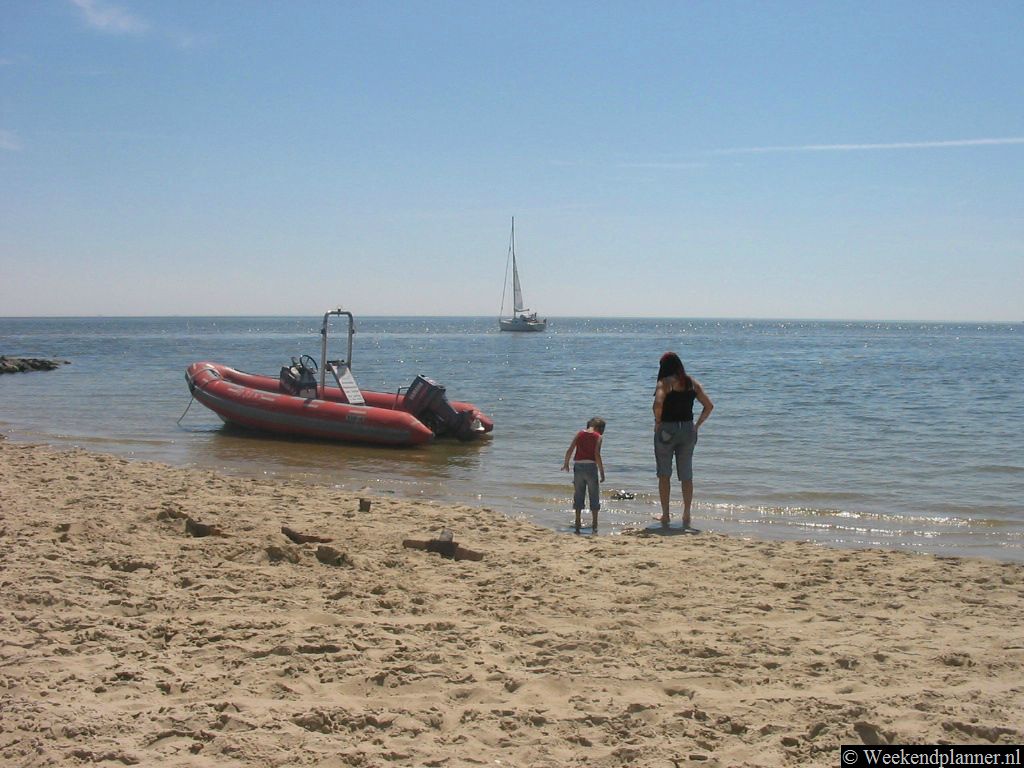 Naast de jachthaven ligt dit kleine strandje aan de Waddenzee. Het heldere water is hier rustiger dan aan de Noordzee.   De attracties van Vlieland.