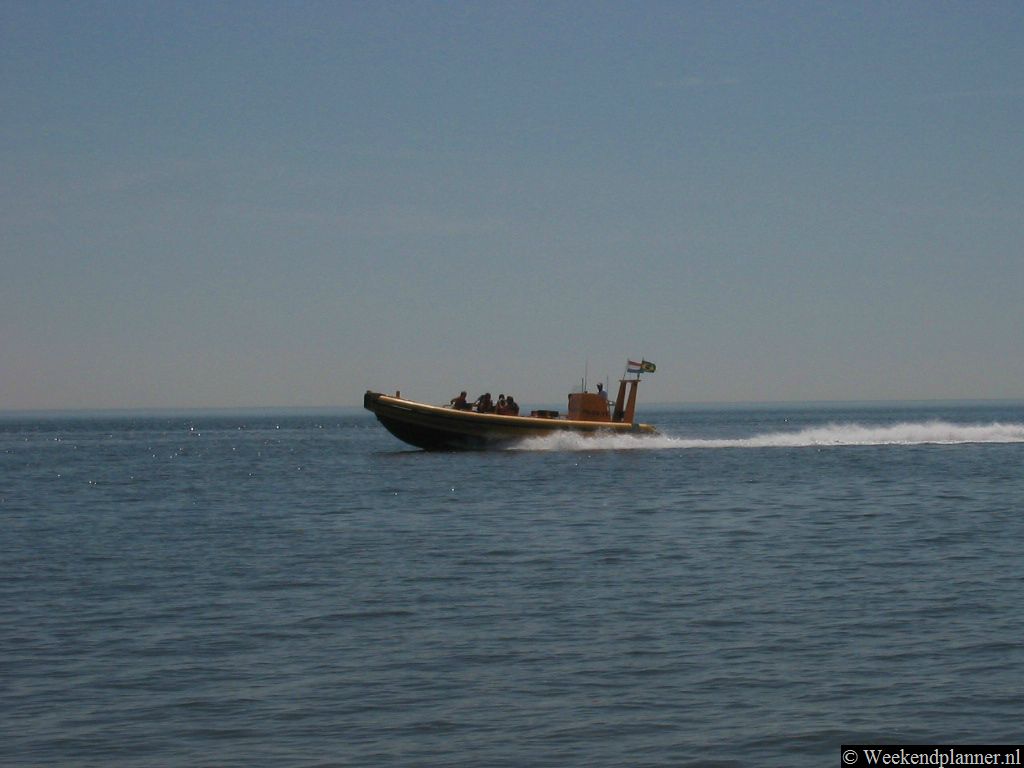 Met deze snelle rubberboten kun je naar de zeehonden varen. De snelle boten worden ook gebruikt als watertaxi tussen Vlieland en Terschelling en Harlingen. Kaartjes voor een rondvaart kun je o.a. bij Fietsverhuur Jan van Vlieland, bij Hotel Vlierijck, bij Hotel Doniastate en bij het VVV-kantoor in de haven kopen.