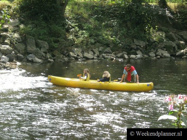 In de zomer is het water bij Durbuy in de Ourthe zo ondiep dat je soms je kajak uit moet om je kajak over de stenen te tillen.   Leuke dingen doen in de Ardennen.