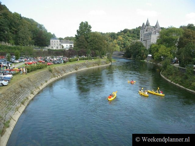 Durbuy staat bekend om de mogelijkheden voor een actief weekendje weg. Vanuit Durbuy kun je bergbeklimmen, fietsen, hiken, mountainbiken en kajakken. Het kasteel op de achtergrond is overigens niet van binnen te zien.   De attracties van de Ardennen.