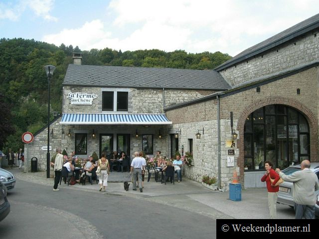  Men schenkt  in dit café zelf gebrouwd bier en je kunt een gratis rondleiding door de brouwerij krijgen. In deze kleine brouwerij wordt het Marckloff bier gebrouwd. Het eten is er lekker en niet duur. Het café-restaurant La Ferme au Chêne ligt in de straat Rue Comte d'Ursel. 
