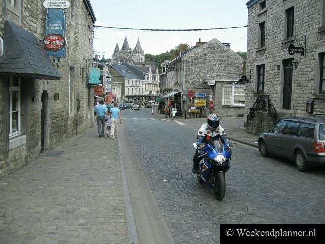 Durbuy ligt tussen diverse mooie auto- en motorroutes door de Ardennen. In de zomer is het centrum van Durbuy echter gesloten voor verkeer.   Een weekend naar Durbuy.