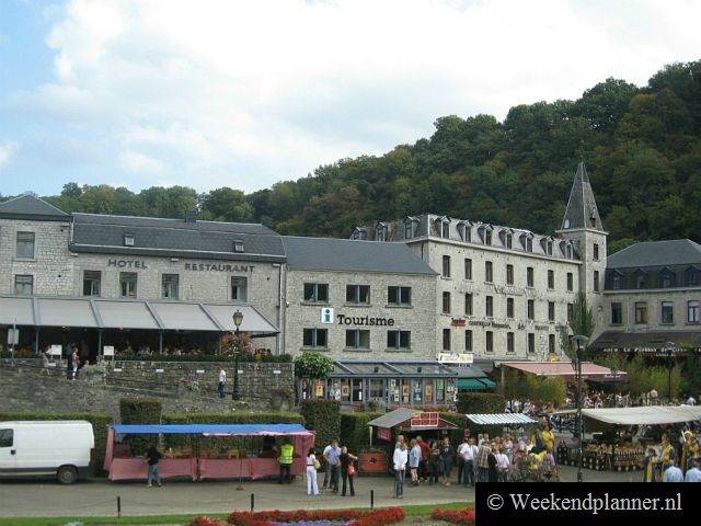 Durbuy is één van de kleinste steden van Europa. Het stadje ligt aan de rivier de Ourthe in de Ardennen. Het centrale plein is de Place Aux Foires.   Een weekend naar Durbuy.