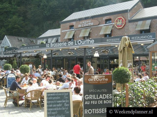 Op het centrale plein van Durbuy, Place Aux Foires, zijn veel restaurants. In het weekend kan het er erg druk zijn met toeristen. Parkeren doe je op de andere oever van de rivier.   Een weekend naar Durbuy.