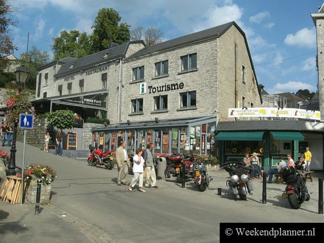 Het toeristenbureau van Durbuy ligt in het centrum op het plein Place aux Foires. Als je voor een mooi uitzicht op het stadje de heuvel op wilt moet je hier op het plein de bordjes 'belvédère'  volgen.