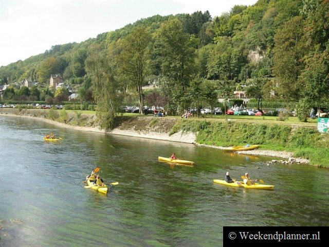 Je kunt de kano's bij Durbuy huren en stroomafwaarts weer inleveren. Met een pendelbus word je dan weer teruggebracht.   Leuke dingen doen in de Ardennen.