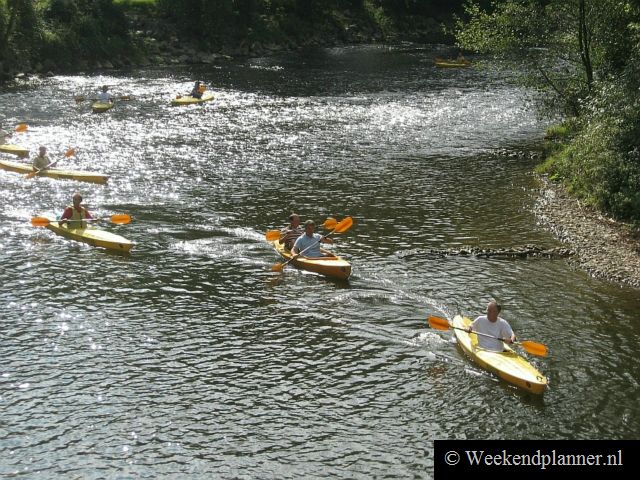 In de rivier de Ourthe zijn in het voorjaar en najaar diverse stroomversnellingen maar in de zomer is het water in de Ourthe ondiep.   Kanovaren en kajakken in de Ardennen.