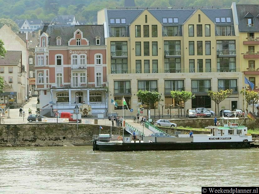 U kunt vanuit Boppard de Rijn oversteken in deze veerboot. Veel fietsers steken voor een fietstocht de Rijn over.Foto's van  de attracties van Boppard.