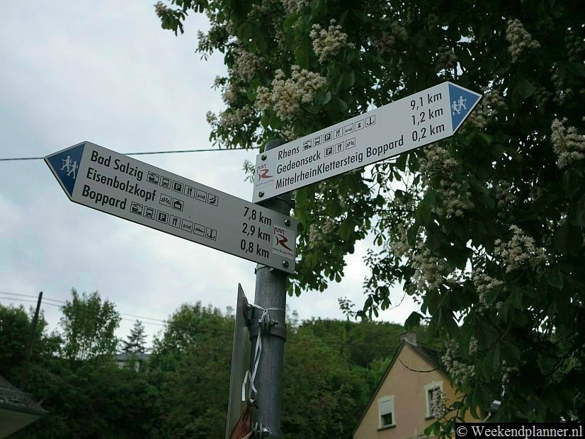 De richtingaanwijzer bij de kabelbaan in Boppard. Vlakbij de kabelbaan is een klimparcours langs de rotswand uitgezet.Foto's van een bezoek aan het dorp Braubach.