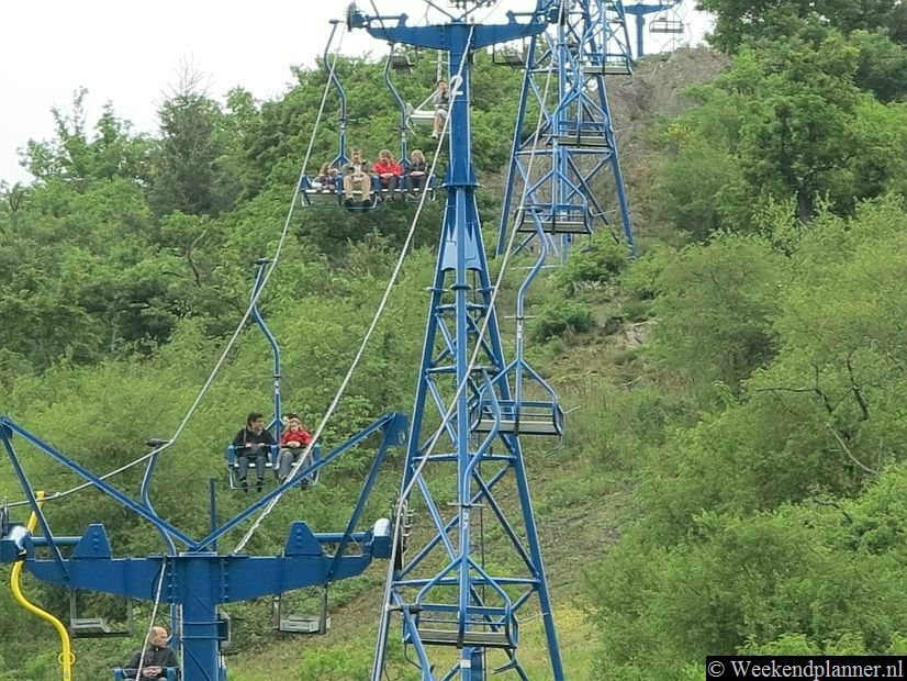 De tocht in de kabelbaan, de Vierseenblicklift, duurt ongeveer 20 minuten en u mag een fiets meenemen. Je kunt overigens ook met de auto naar boven. Volg de bordjes Vierseenblick / Gedeonseck .Foto's van  de attracties van Boppard.