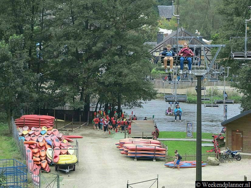 De kabelbaan brengt je van het pretpark over de rivier en de opstapplaats voor kajaks naar de top van de heuvel.  Op de heuvel is een restaurant en je kunt er hiken.Tip: De attracties in Coo.