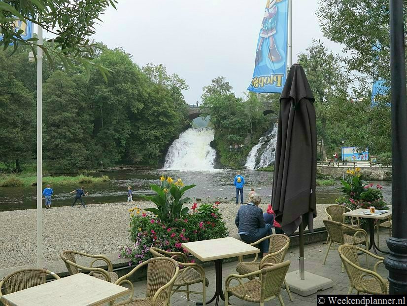 Dit is één van de terrasjes aan de Amblève met uitzicht op de watervallen. Dit restaurant staat in attractiepark Plopsa Coo. Bij het water is een strandje.Foto's van een bezoek aan  Coo.