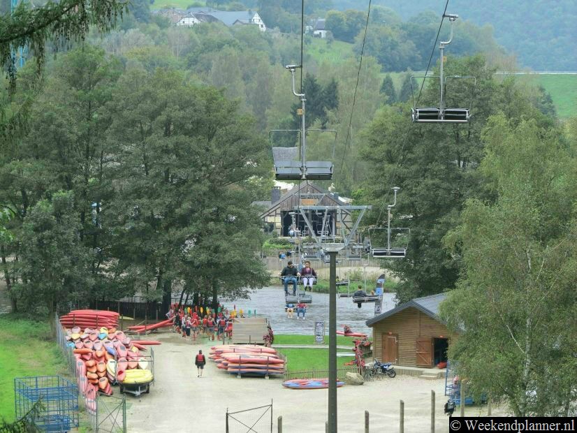 Vanuit het attractiepark kun je met een kabelbaan naar de top van een heuvel. Daar is een restaurant met terras en je hebt er een prachtig uitzicht op de omgeving van Coo. Onder de kabelbaan kun je een kajak huren en daarmee stroomafwaards varen.Tip: Leuke plaatsen in de Ardennen.