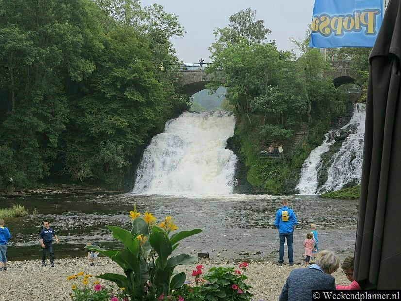 Coo is een dorpje aan het riviertje de Amblève en staat bekend om zijn watervallen. Naast de watervallen ligt het attractiepark van Plopsa, je kunt er kano's huren, er is een wildpark en je kunt er met de kabelbaan een berg op.Tip: De attracties in Coo.