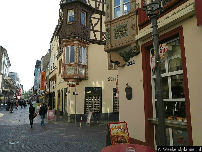 In de Altstadt van Koblenz kun je winkelen. Hier zie je de winkelstraten Markt Strasse en de Löhrstraße.Foto's van de attracties van Koblenz.