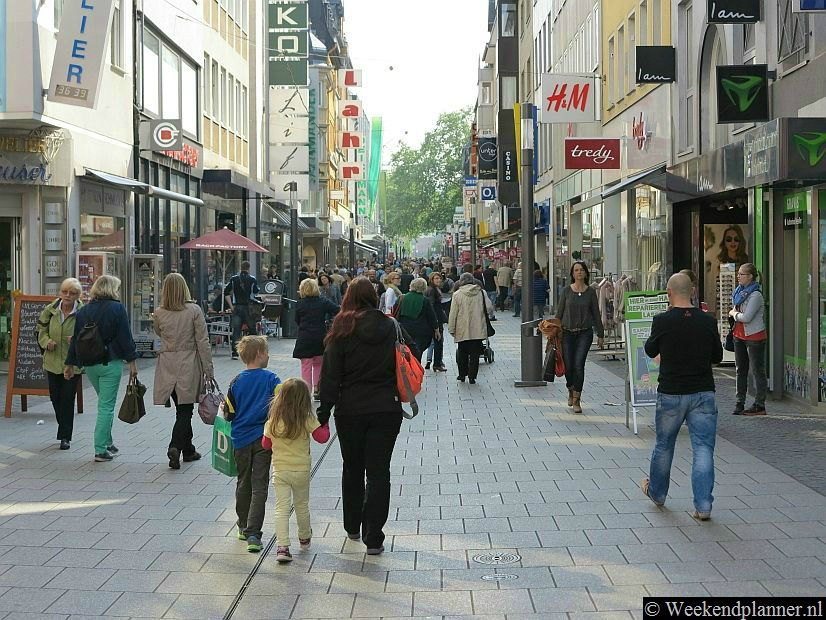 De Löhrstraße is de belangrijkste winkelstraat van Koblenz. Het winkelcentrum Löhr-Center Koblenz is verbonden met het treinstation Koblenz Stadtmitte.Foto's van de attracties van Koblenz.