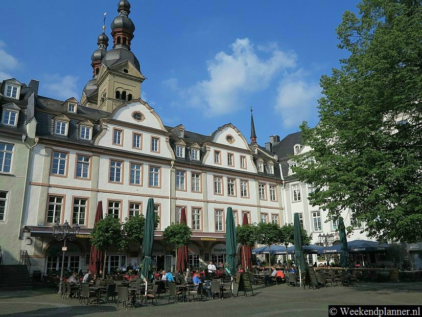 Op het plein Am Plan in de Altstadt van Koblenz vind je restaurants en café met leuke terrasjes. De meeste winkelstraten van Koblenz liggen om het plein.  Als je centraal in de stad wilt overnachten is dit een goede locatie om een hotel te zoeken.Tip: Reserveer een kamer in het hotel.