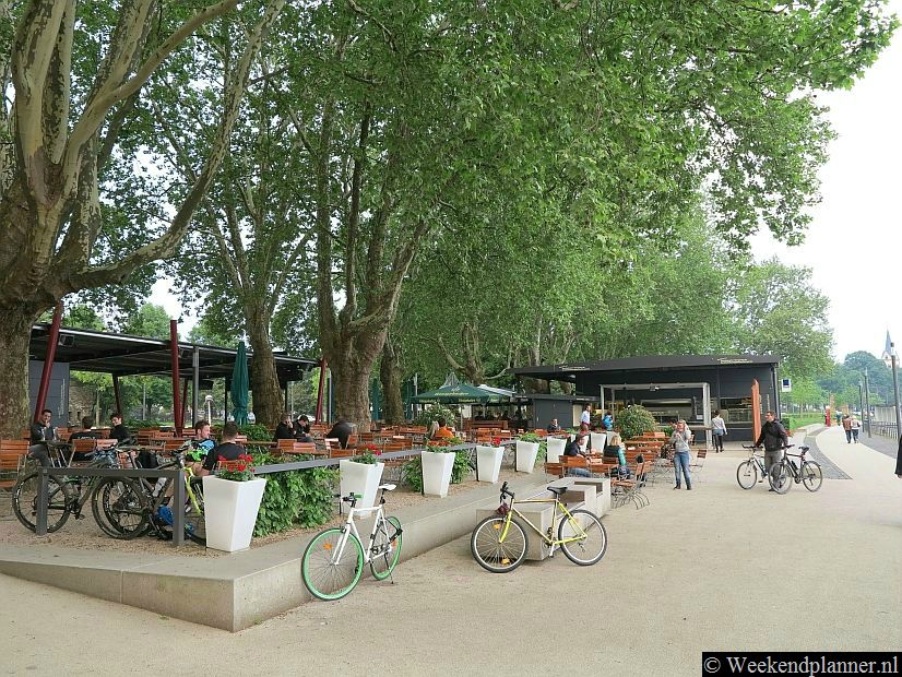 Ongeveer honderd meter van de Deutsches Eck liggen twee terrasjes aan de Moezel. Op de voorgrond zie je Eiscafe am Deutschen Eck en daarachter de Königsbacher Biergarten. Als je van de Duitse keuken (en bier) houdt moet je in de Königsbacher Biergarten eten.
