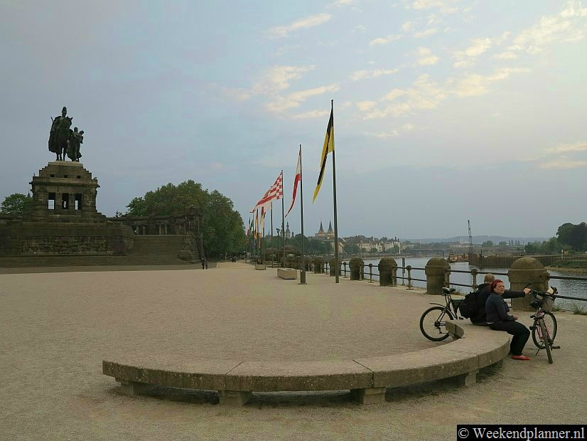 Dit is de Deutsches Eck, de plaats waar de Moezel de Rijn instroomt. Tip: De attracties in Koblenz.