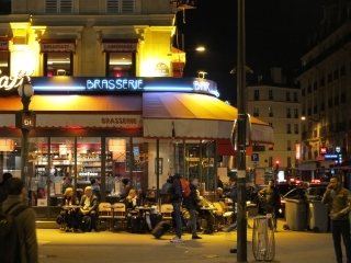 Tegenover Gare Du Nord.