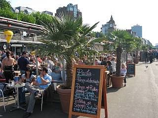 De promenade van de Rijn