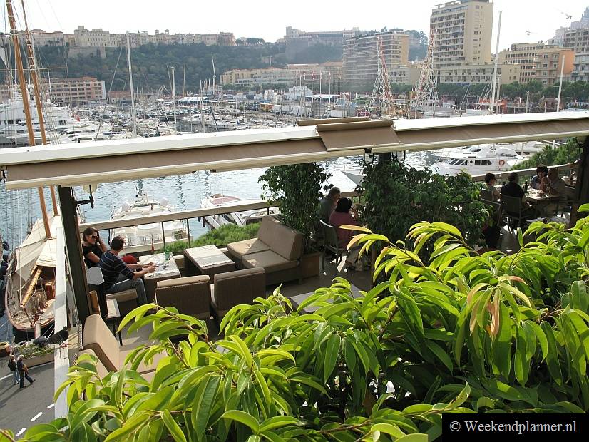 Het driesterrenhotel Hotel Miramar heeft een terras op het dak waar je een prachtig uitzicht heb op de haven. Leuke hotels in Monaco.