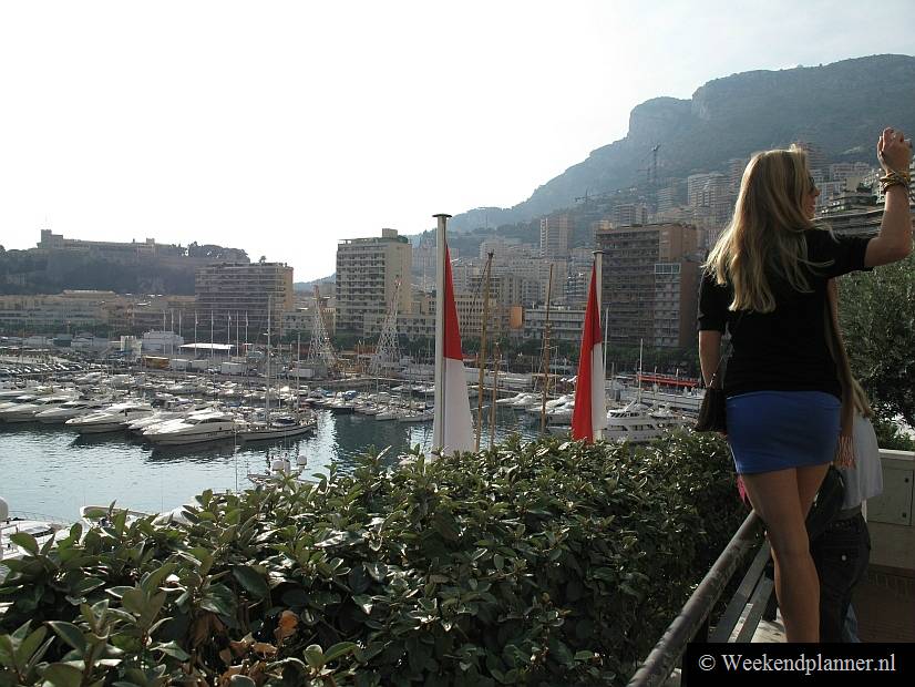 Vanaf de Avenue de Monte Carlo heb je een mooi uitzicht op de haven Port Hercule.Foto's van de attracties van Monaco.