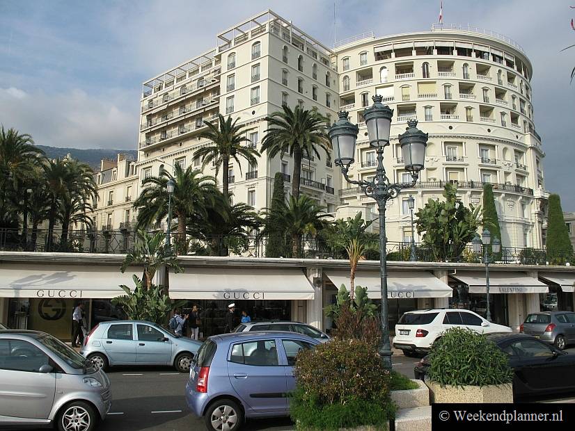 Dit is Avenue de Monte Carlo. Chique shoppen doet u in de Golden Circle, een gebied dat begrenst wordt door Avenue Monte Carlo, Avenue des Beaux-Arts en Les Allées Lumières. 
