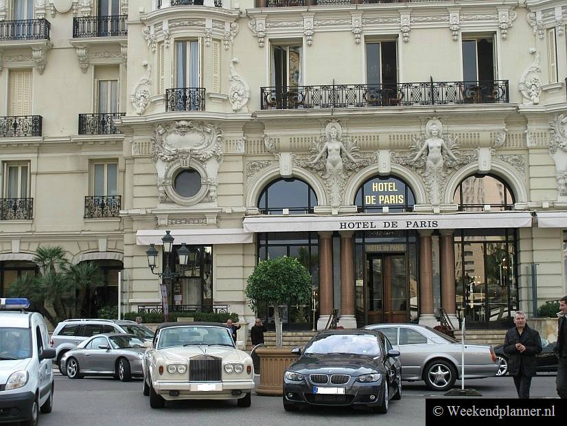 Naast het casino ligt Hotel de Paris (1864). Het is één van de duurste en meest exclusieve hotels van Europa. Je kunt er ook lekker eten in het restaurant Louis XV met chef-kok Alain Ducasse. 