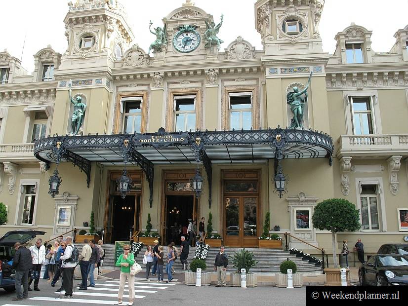 Het 19de-eeuwse casino van Monte Carlo komt in een aantal boeken en films van James Bond voor. Als je in de buurt bent moet je in ieder geval de mooie hal in de Belle Époque stijl zien.