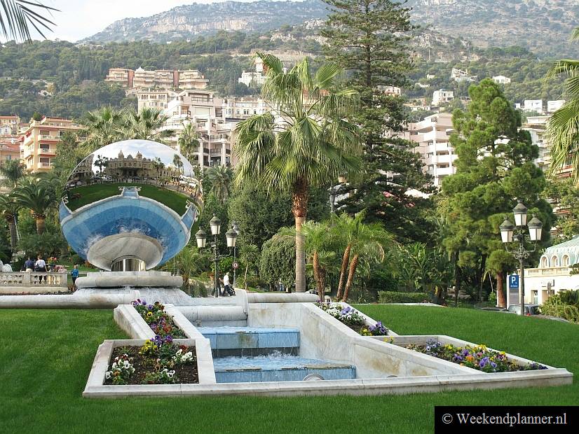 Op Place de Casino staat deze prachtige reflecterende bol tegenover het casino. Je ziet het casino en Hotel de Paris in de bol.Het driesterrenhotel Hotel Miramar heeft een terras op het dak waar je een prachtig uitzicht heb op de haven. 