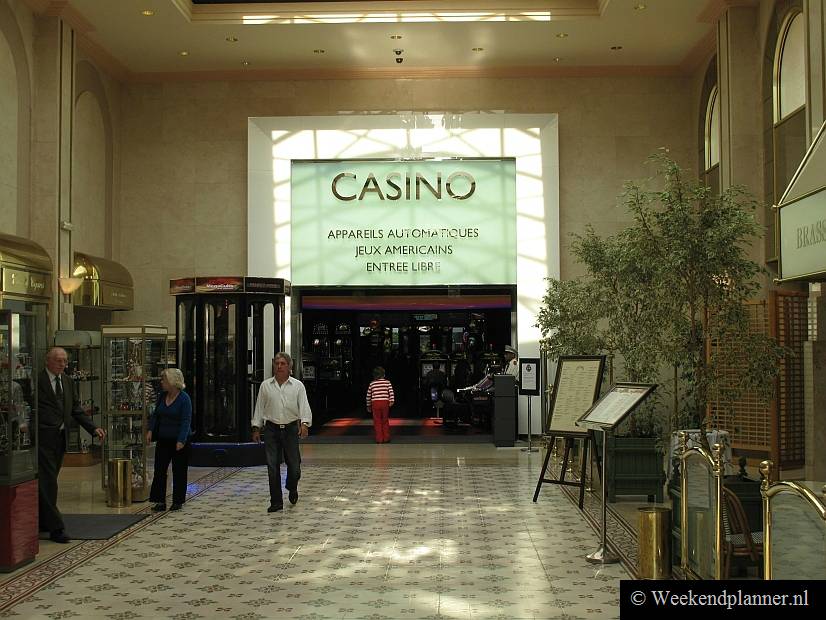De gokautomaten van het casino van Café de Paris. De toegang is gratis.De attracties van Monaco.