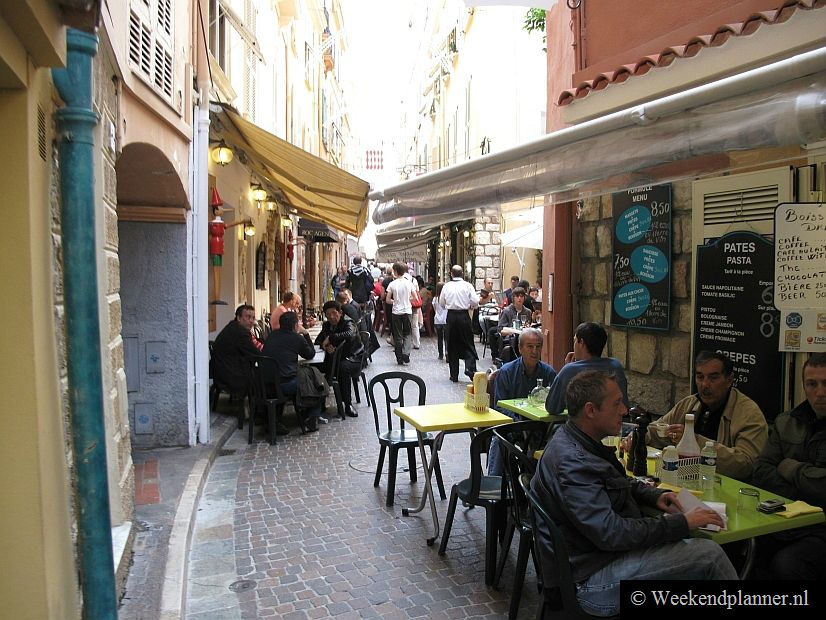 Moncao-Ville is wel toeristisch. Er zijn dan ook veel terrasjes en winkeltjes. Het is er grotendeels voetgangerszone maar als je met de auto bent kun je beneden in de parkeergarage in de rots parkeren. 
