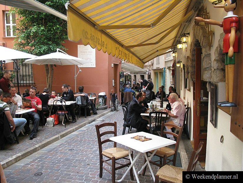 In Monaco-Ville zijn veel van dit soort smalle straatjes met kleine winkeltjes en restaurants.Informatie over  Monaco-Ville.