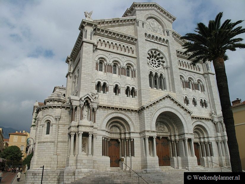 In deze 19de-eeuwse kathedraal wordt de koninklijke familie begraven. Hier liggen dus Grace Kelly en Reinier III van Monaco. Tegenover de kathedraal heb je een prachtig uitzicht over een deel van Monaco.