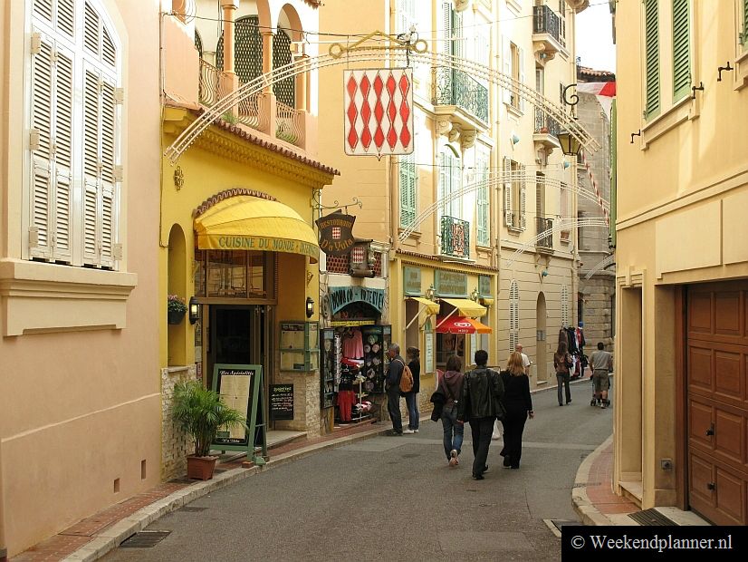 Monaco-Ville is een historische wijk van Monaco en ligt op een 65 meter hoge rots. Dit was de ommuurde vestingstad Monaco.
