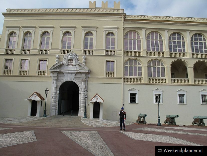 In het paleis in Monaco-Ville woont de koninklijke familie van Monaco al sinds 1297. Vroeger was het een fort maar nu is het een luxueus paleis.