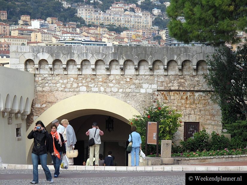 Via deze poort bij het paleis kun je over een pad naar beneden lopen. Beneden ben je vlakbij de markt en de havens.